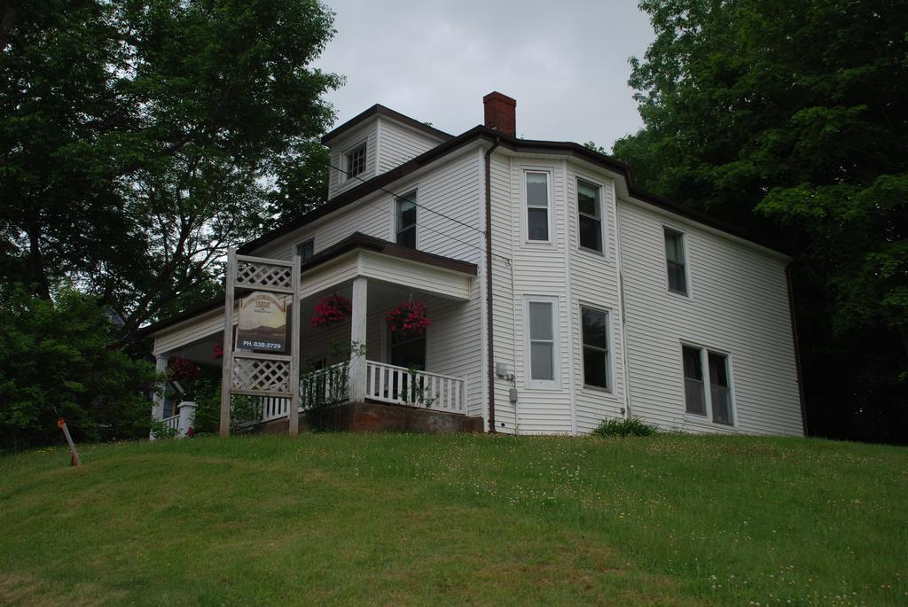 Awakenings Inn Montague Exterior photo